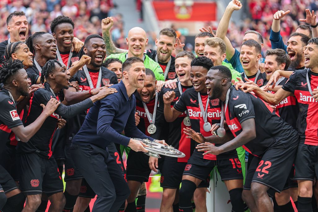 Leverkusen coach Xabi Alonso with players including Victor Boniface