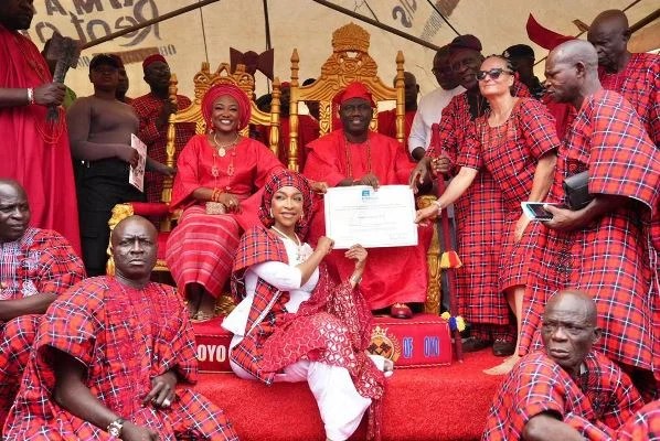 Hannatu Musa Musawa, Minister of Art, Culture, Tourism, and the Creative Economy, presenting the UNESCO World Heritage Certificate of Inscription for the Sango Festival to His Imperial Majesty, Oba Abimbola Akeem Owoade, the Alaafin of Oyo, during the grand finale of the Sango Festival over the weekend.