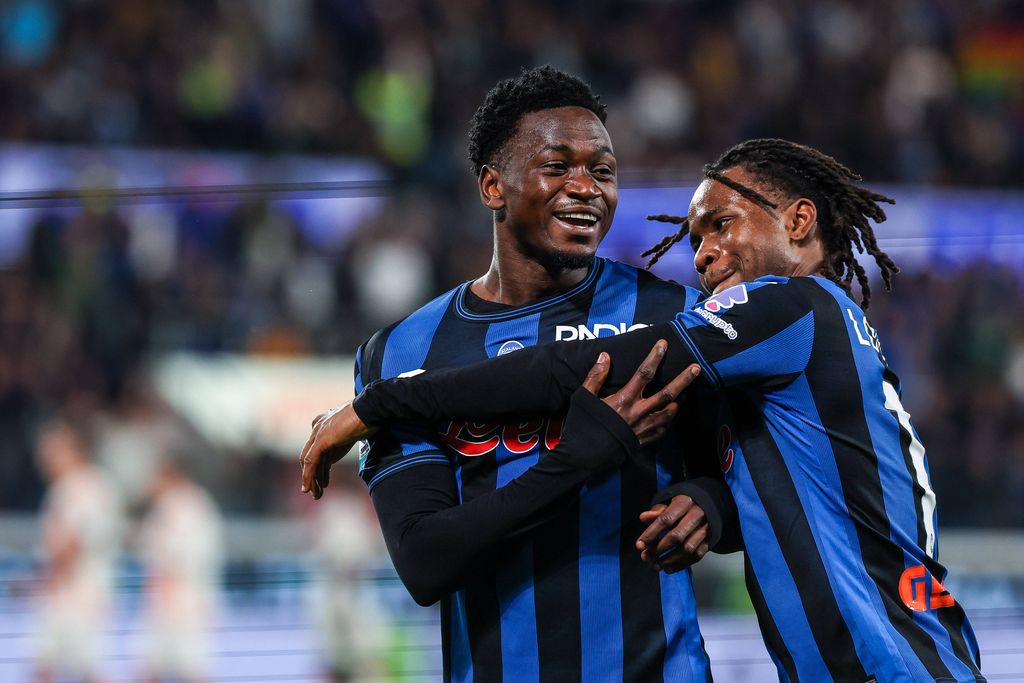 Ibrahim Sulemana celebrates with Ademola Lookman during Serie A match
