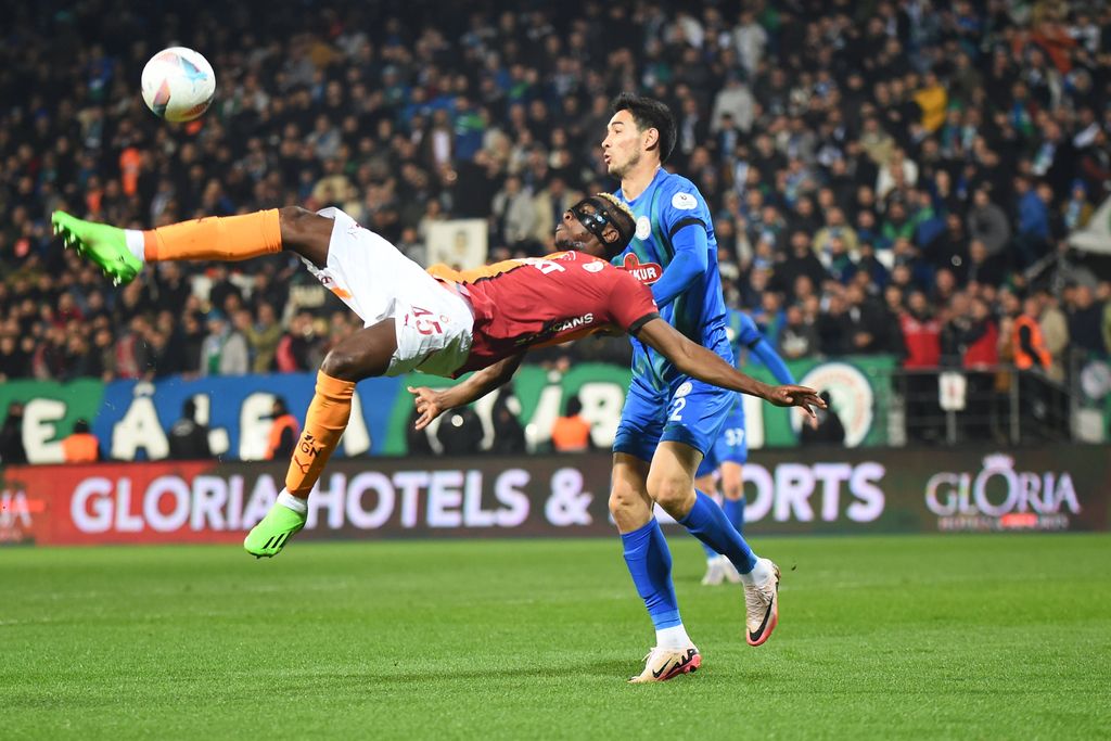 Husniddin Alikulov and Victor Osimhen battle for the ball