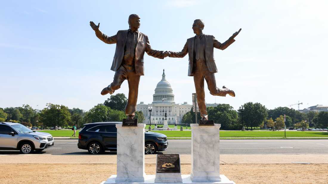 Statue of Donald Trump holding hands with Jeffrey Epstein near the U.S. Capitol.