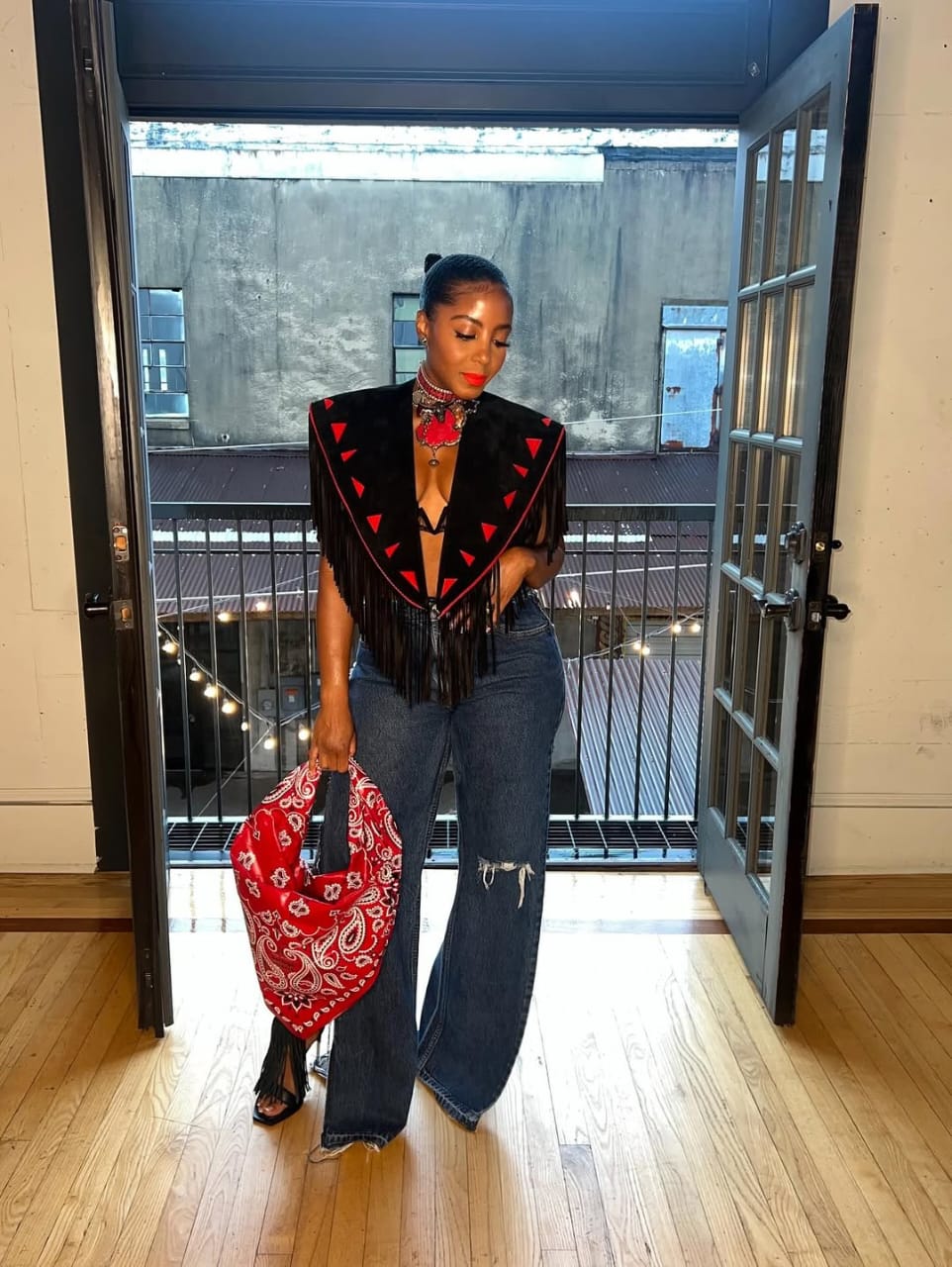 woman wearing flare jeans with cowboy boots