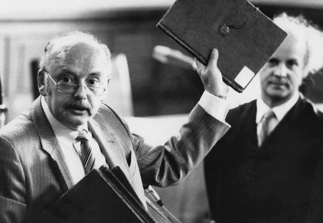 Konrad Kujau presenting forged Hitler diaries in Hamburg court, 1984.