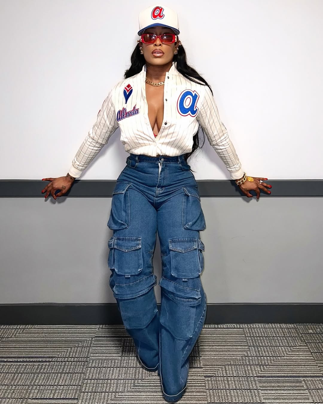 sporty cargo denim look