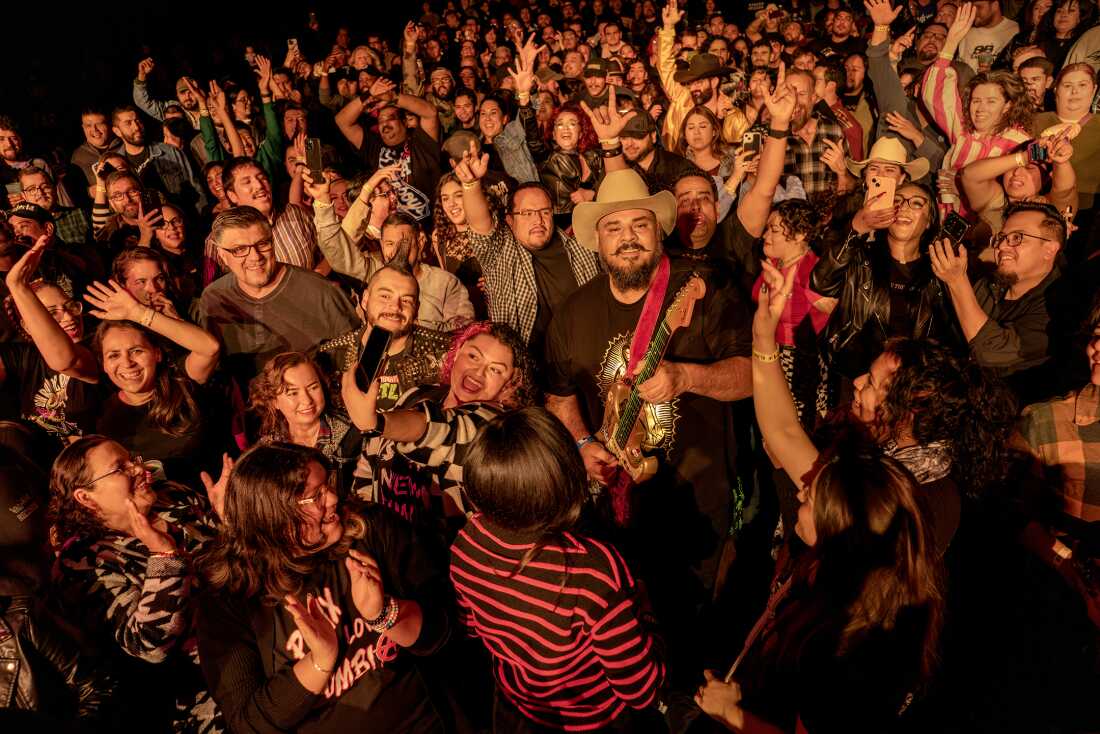 Pedro Zapata, guitarrista y vocalista de Spaghetti Cumbia, tocando en concierto en El Rey Theater, Los Ángeles, diciembre 2024.