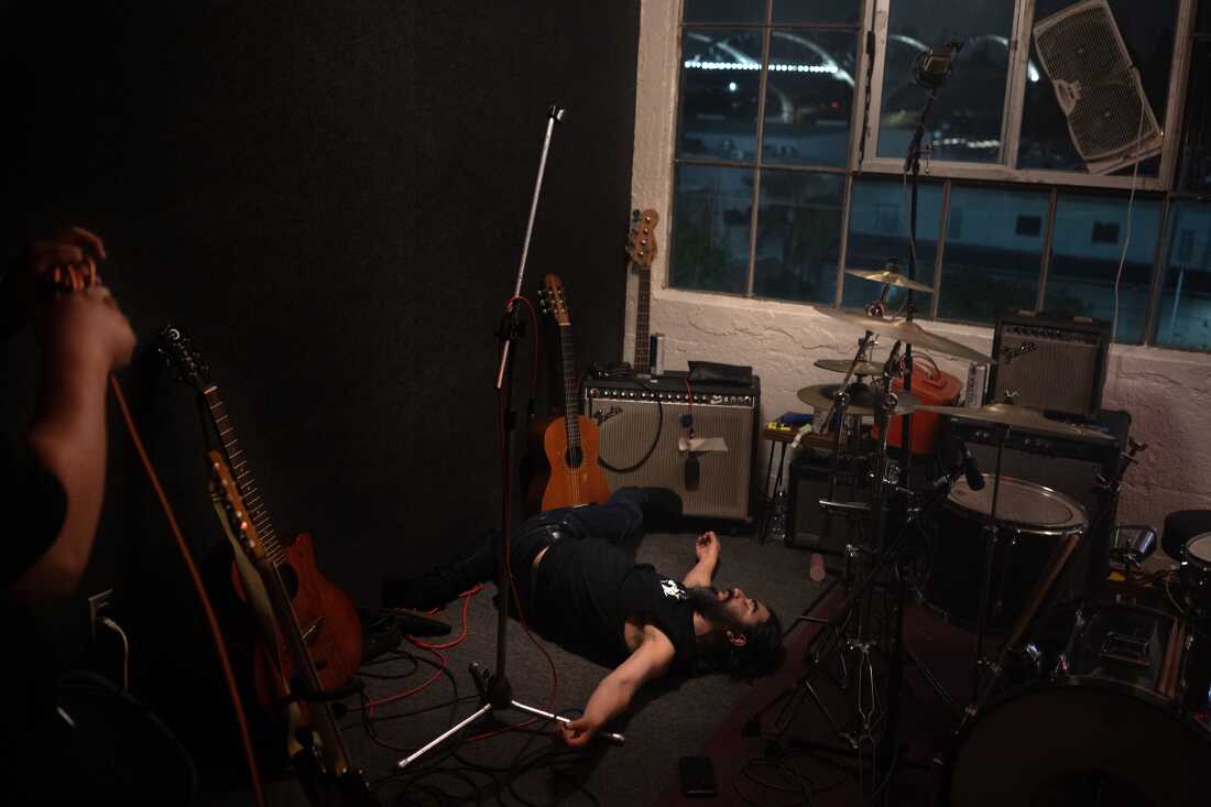 Adolfo Mercado descansando tras ensayo en Los Ángeles, mayo 2023.