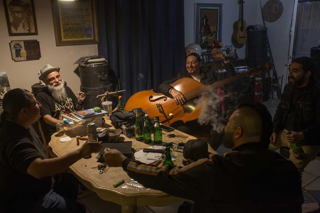Spaghetti Cumbia antes de un ensayo en el garaje de Mercado, abril 2023.