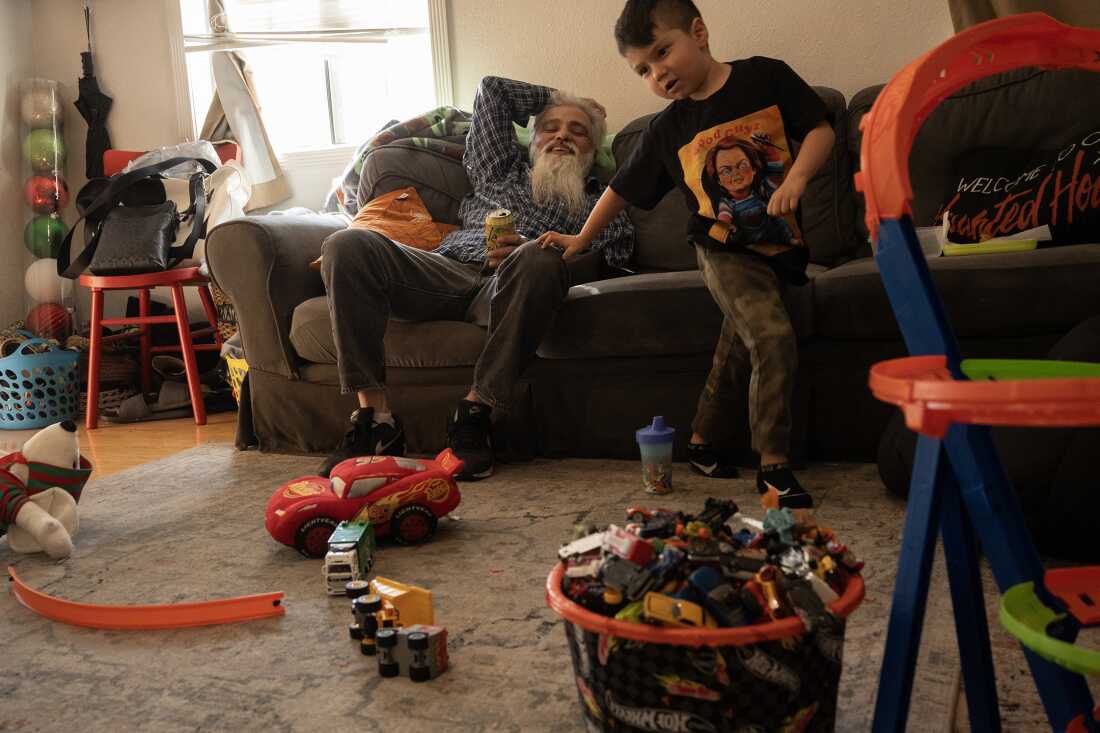 Marcel Campos con su hijo Ethan Luke en casa, Alhambra, noviembre 2023.