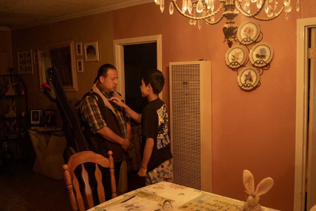 Paulo Paredones bendecido por su hijo antes de un concierto en Boyle Heights, marzo 2023.