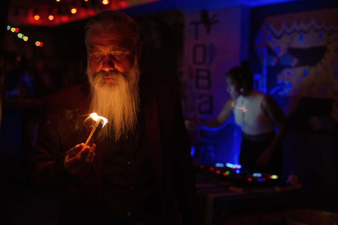 Marcel Campos encendiendo palo santo antes de un concierto en Las Perlas, abril 2022.