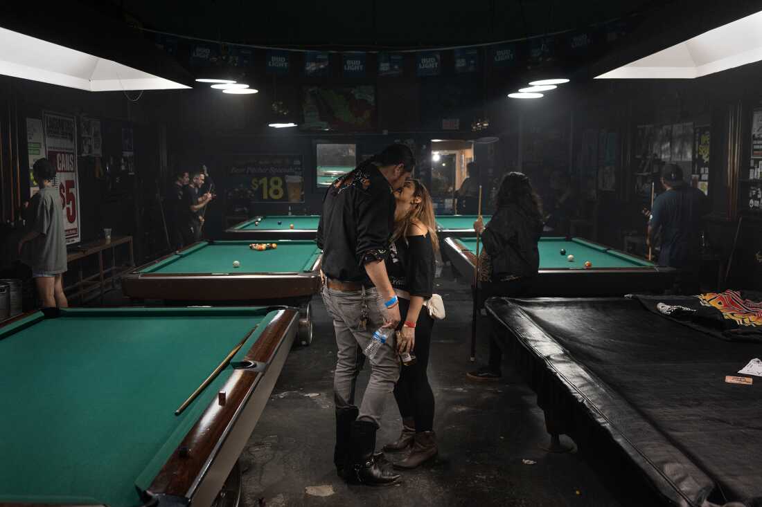 Bobby Guerrero besando a su novia tras concierto en Boyle Heights, junio 2023.