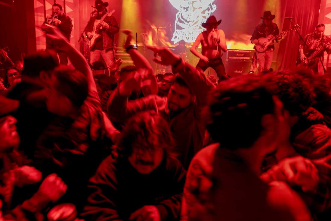 Mosh pit en el Regent Theater durante concierto de Spaghetti Cumbia, marzo 2025.