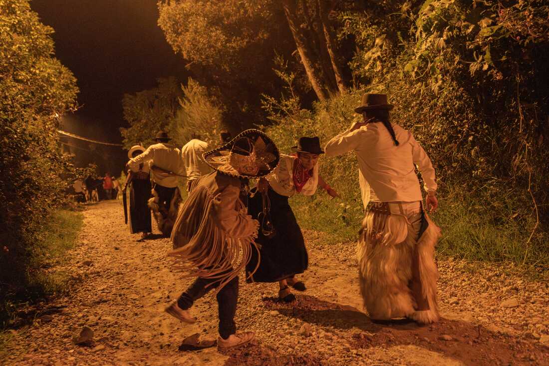 Bailarines durante la celebración de San Juanes en Cotacachi, Imbabura, Ecuador.