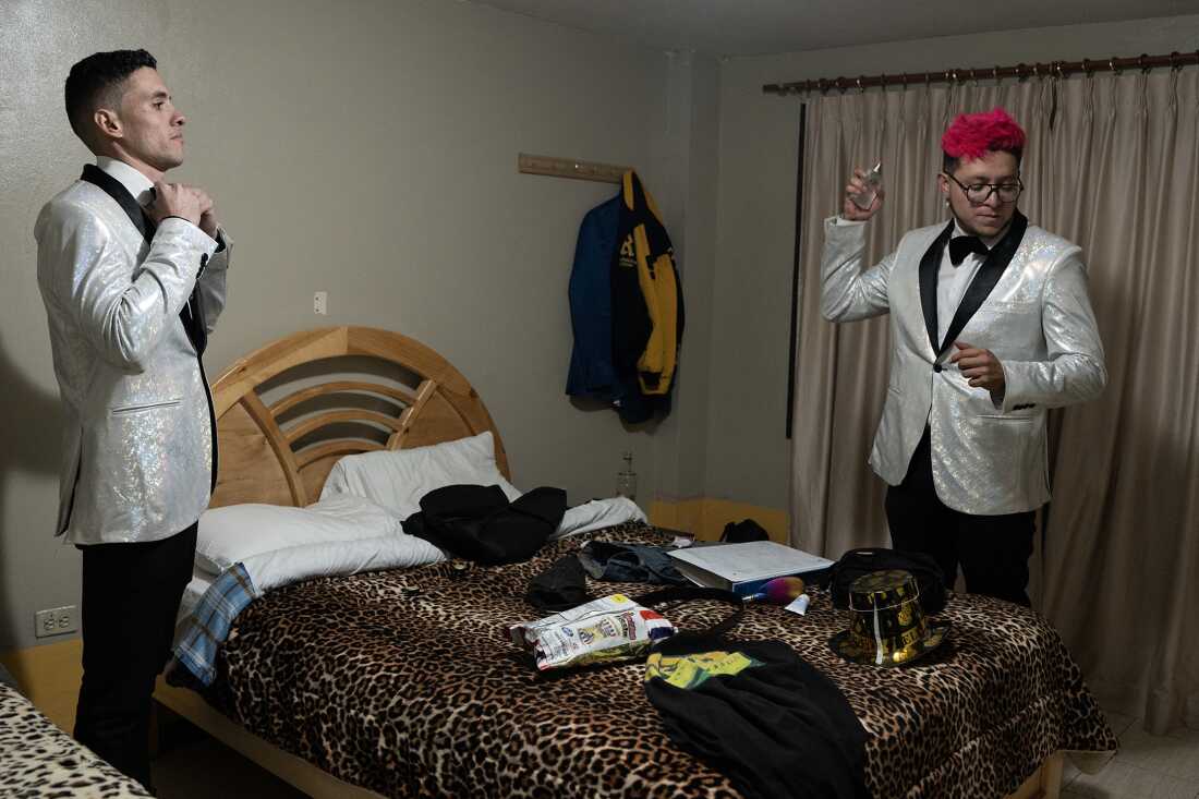 La orquesta Los Cumbancheros se prepara para un concierto cerca de Riobamba, Ecuador.