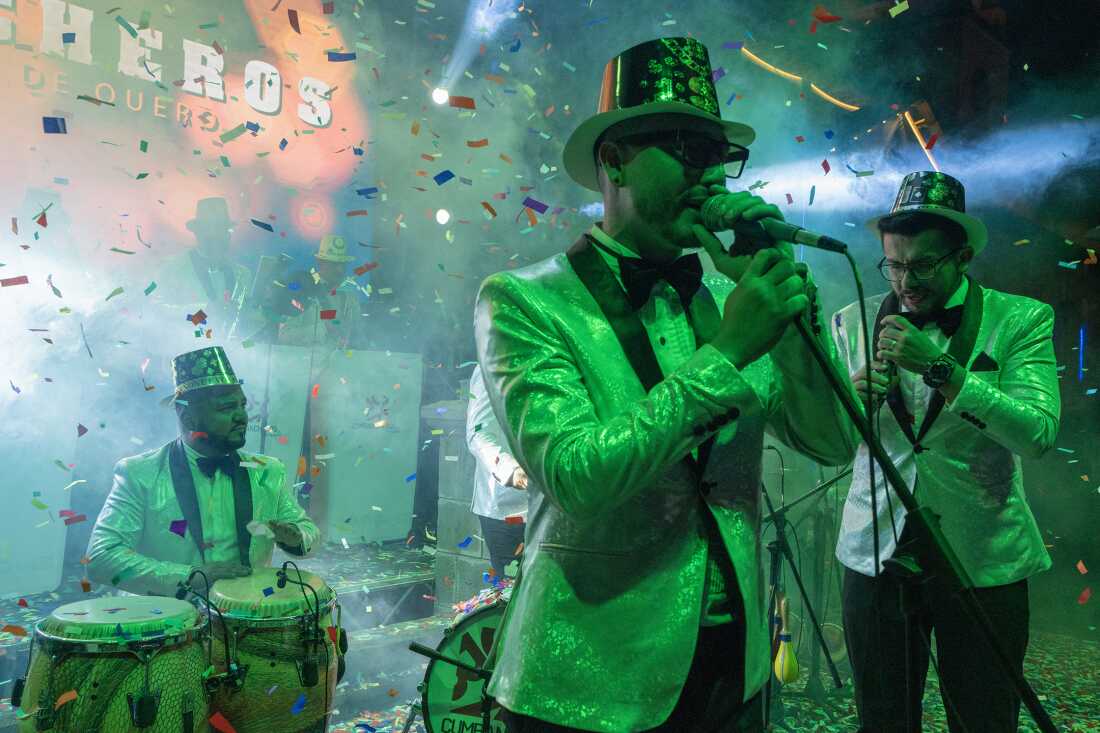 Los Cumbancheros en concierto cerca de Riobamba, Ecuador.