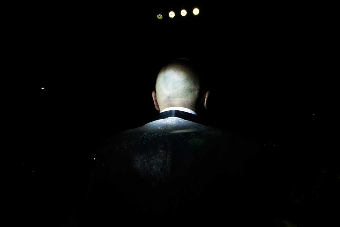 Ricardo Luzuriaga, mánager de Los Cumbancheros y nieto de Don Medardo Luzuriaga, preparándose para un concierto de Año Nuevo en Quero, Ecuador.