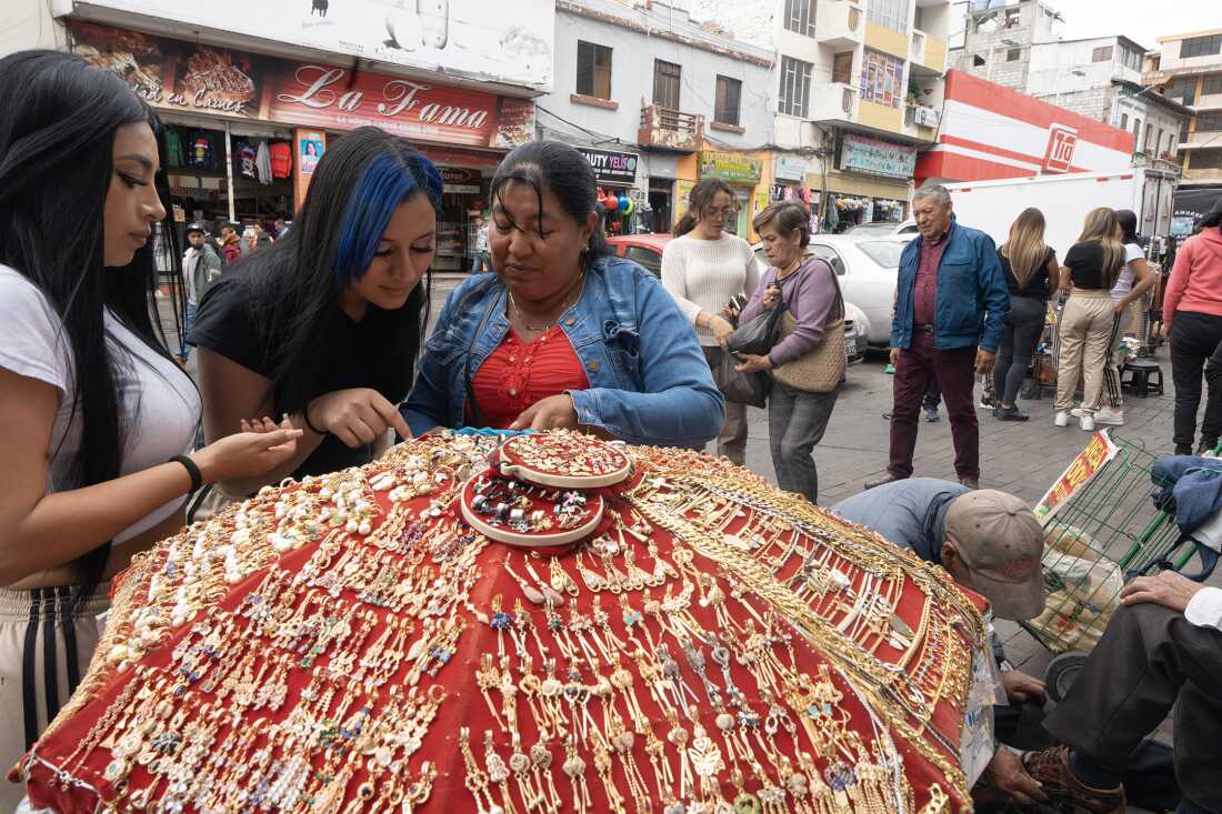 Miembros de Tierra Canela antes de un concierto cerca de Ambato.