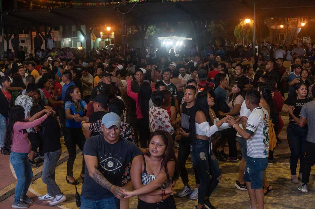 Habitantes de Tiwintza, Morona Santiago, bailan al ritmo de Los Cumbancheros.