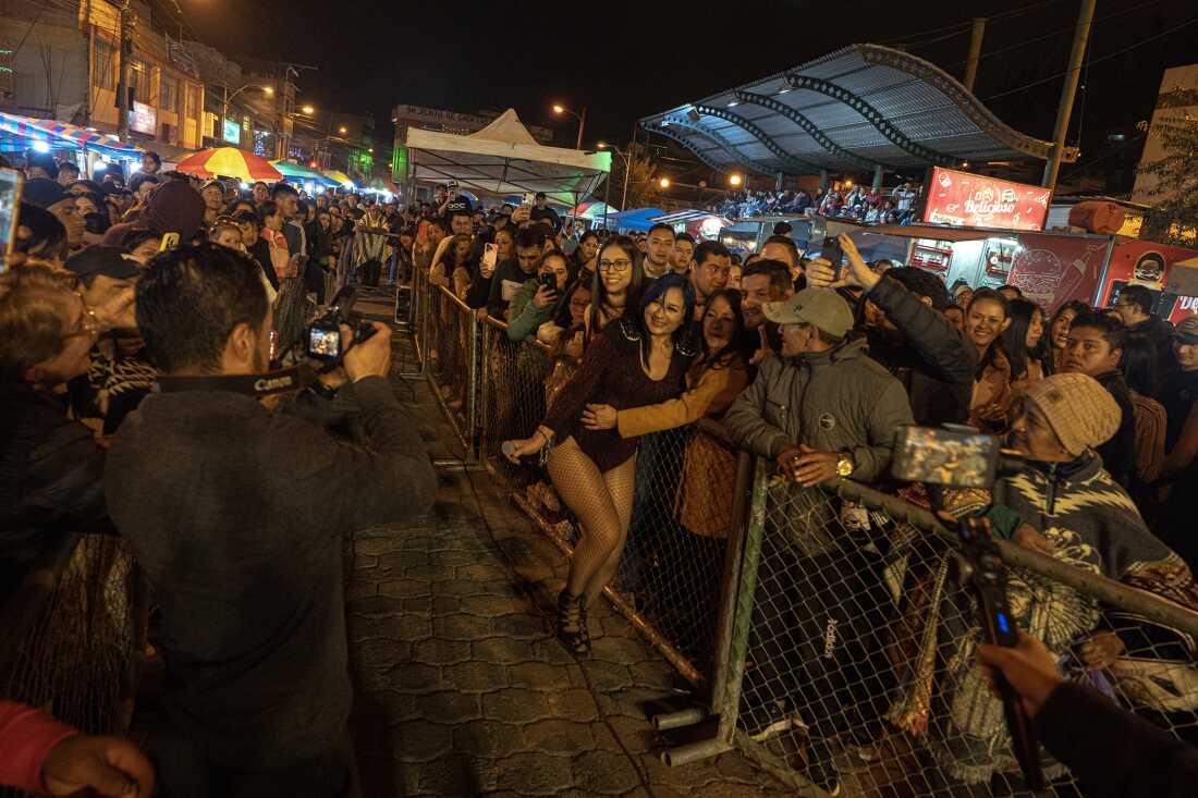 Fabiana Buenaire Vilche, ex integrante de Tierra Canela, abrazada por fans en concierto.