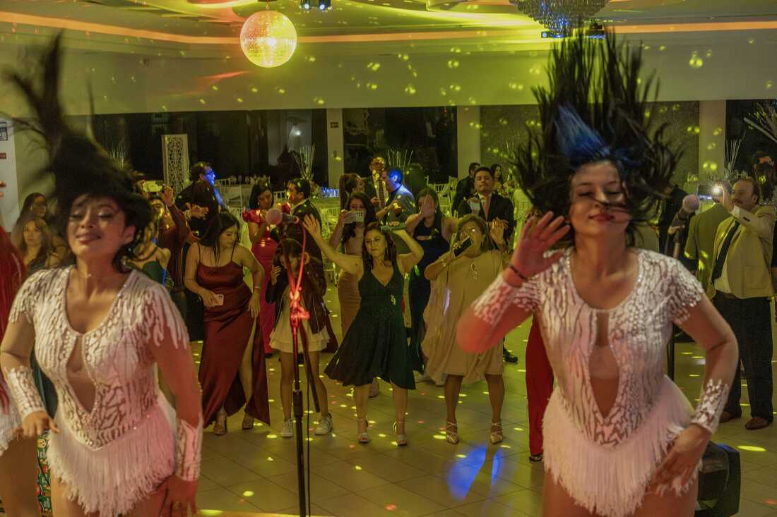 Tierra Canela en fiesta para personal de hospital en Ambato, Ecuador.