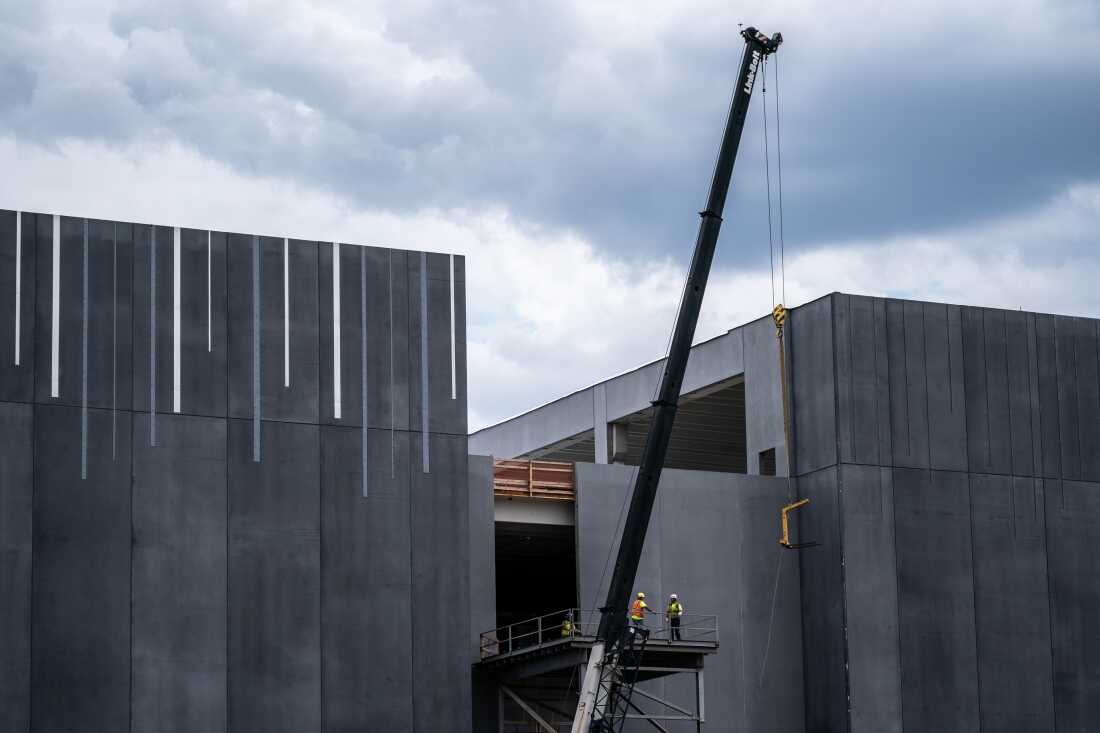 Construction workers building a CloudHQ data center in Northern Virginia in 2024