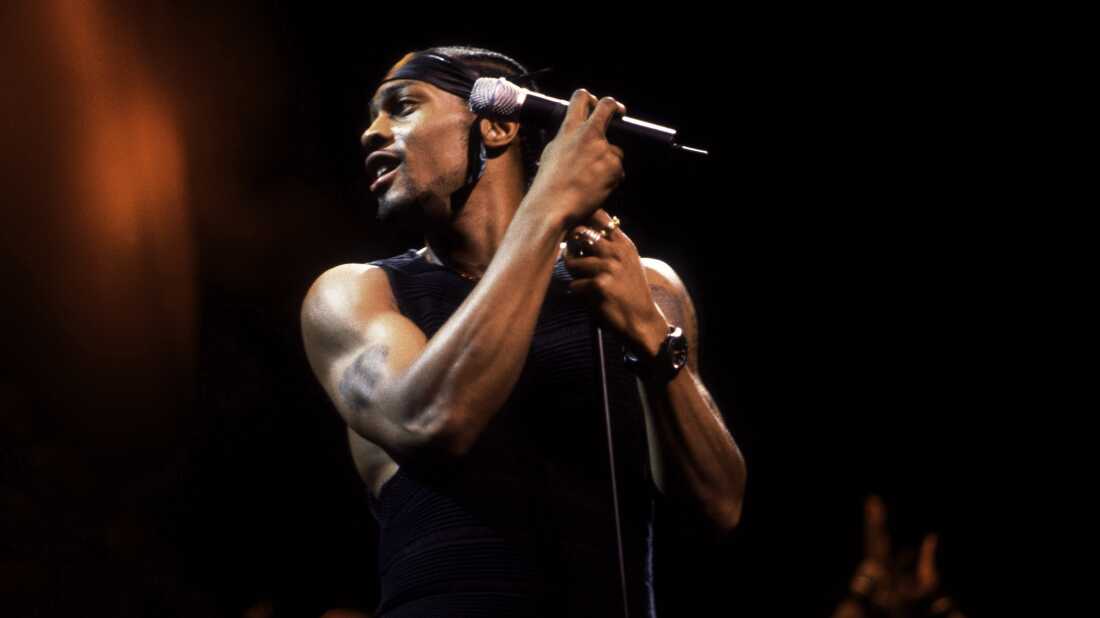 D'Angelo performing in Chicago, 2000.