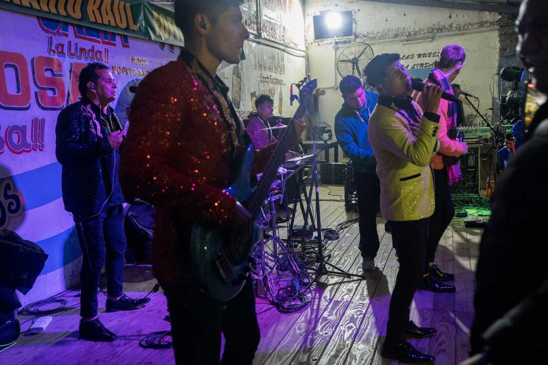 La Peña de Mario Ibarra en La Boca, Buenos Aires, llena de aficionados a la cumbia del norte durante la celebración del Día de la Pachamama.