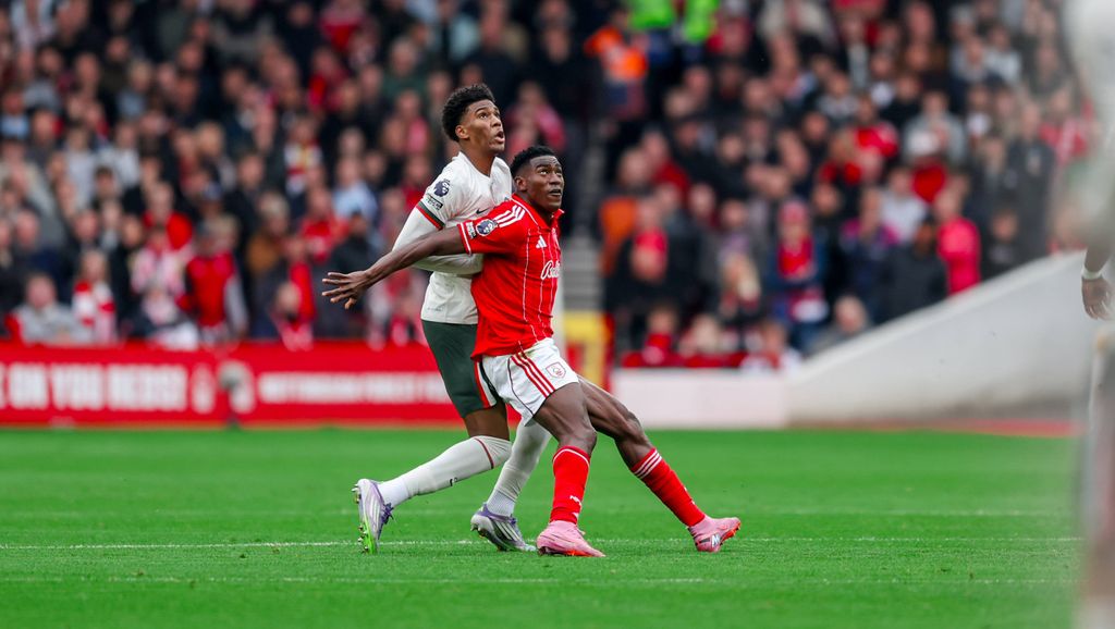 Josh Acheampong challenges Taiwo Awoniyi during Nottingham Forest vs Chelsea