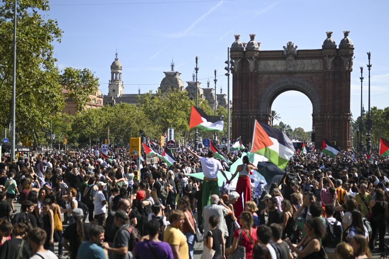 Thousands march through central Barcelona in solidarity with Gaza, demanding an end to arms trade and ties with Israel, October 4, 2025. [Lorena Sopena/Anadolu Agency]