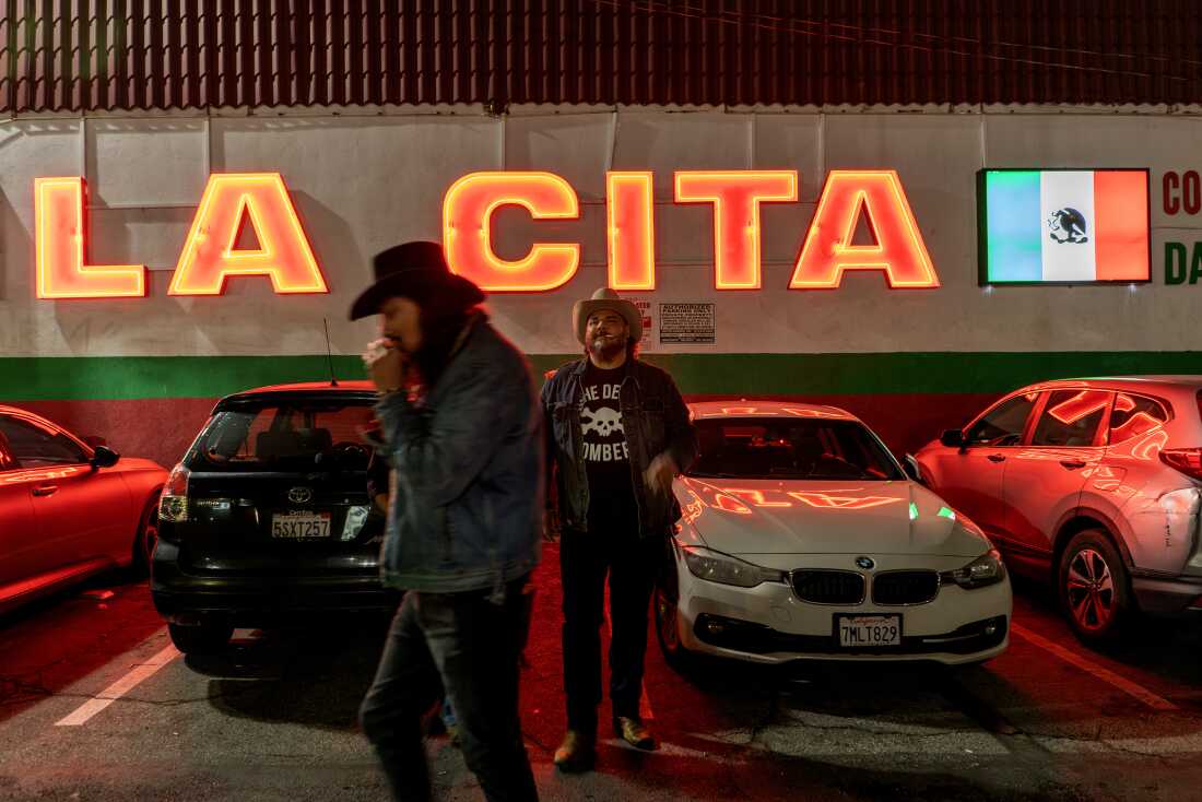 Bobby Guerrero y Pedro Zapata, guitarristas de Spaghetti Cumbia, camino a un concierto en La Cita, Los Ángeles, marzo 2025.